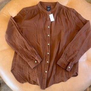 NWT Gap Chocolate Crinkle Gauze Button Down - M